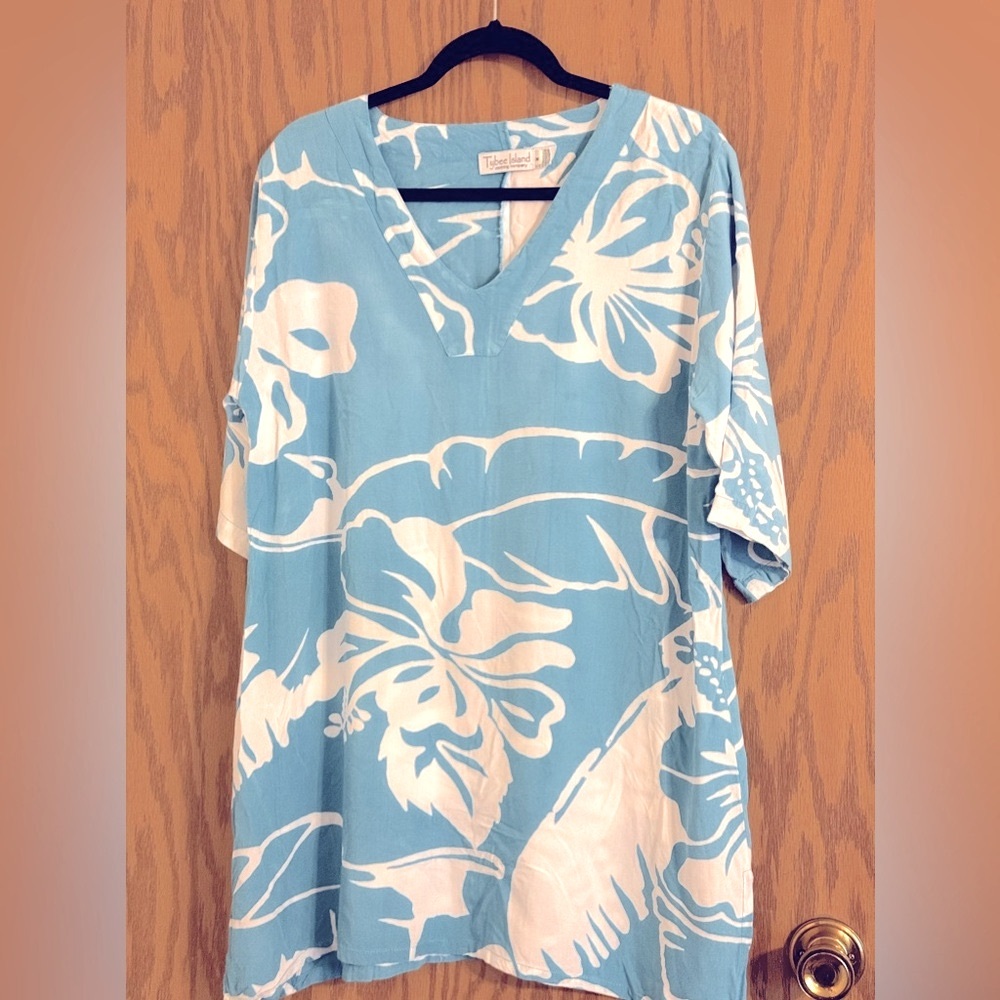 Tahari Blue & White Floral V-Neck Tunic Top